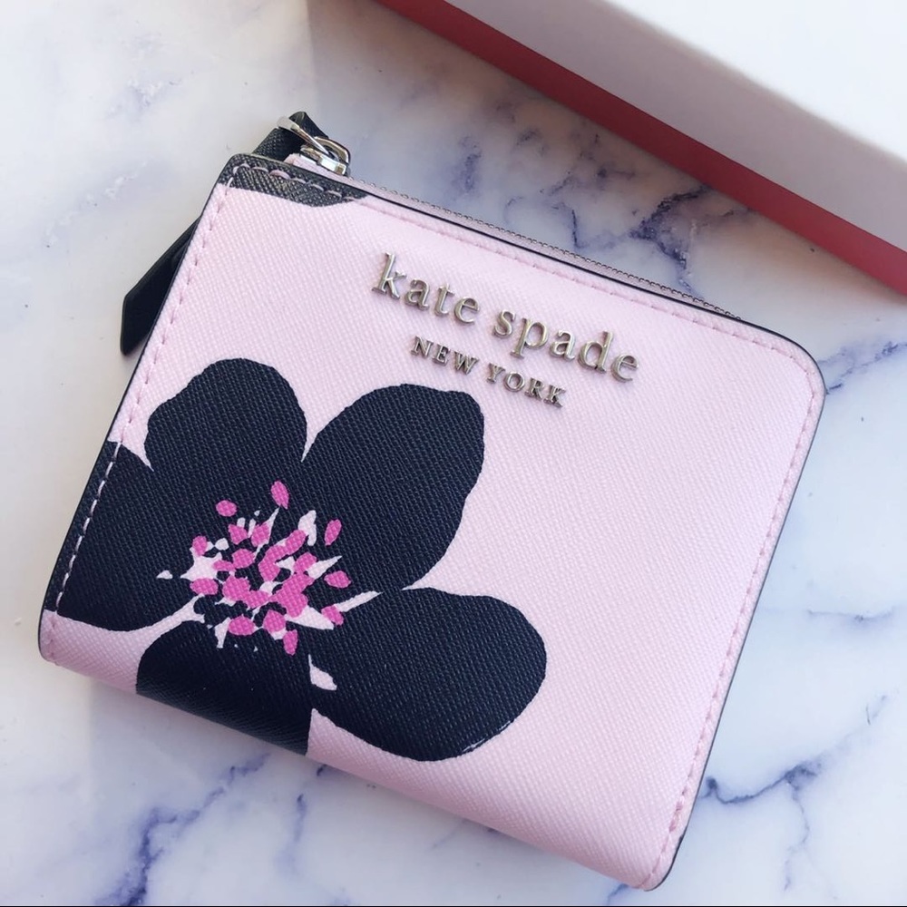 NWT Kate Spade Wallet πΈπ - Picture 1 of 4